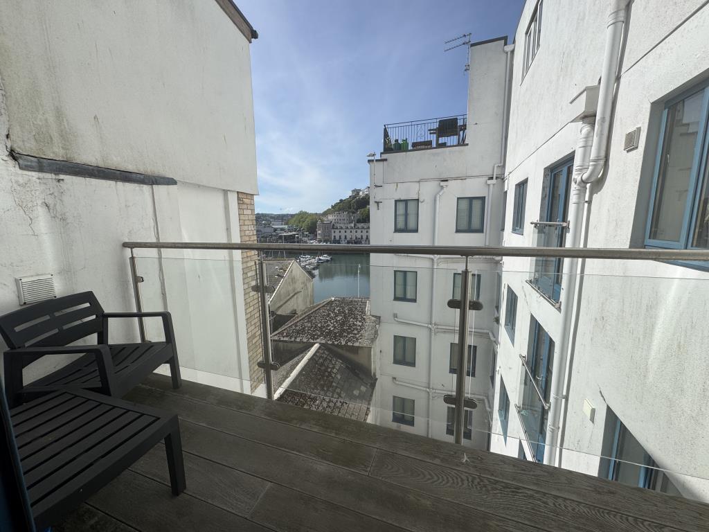 Lot: 85 - A WELL PRESENTED APARTMENT WITHIN PROXIMITY TO TORQUAY HARBOUR - Balcony
